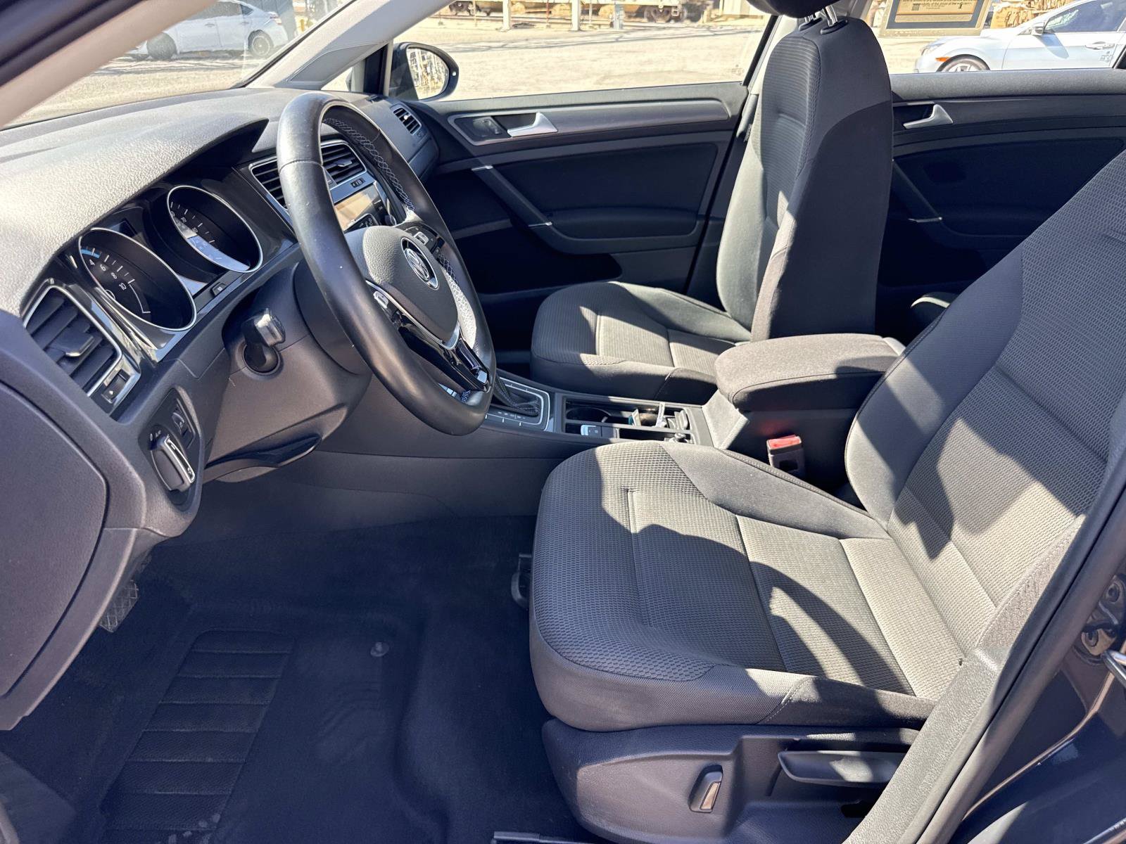 Used 2018 Volkswagen e-Golf SE w/ DC Fast Charging Package FWD image 24