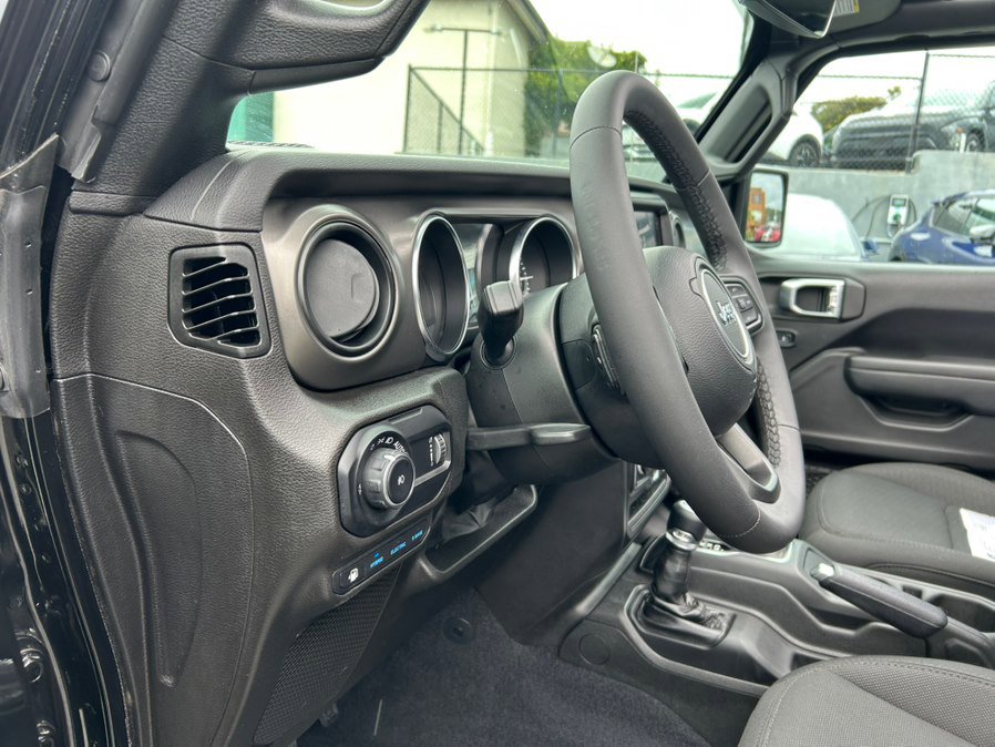 Used 2023 Jeep Wrangler Unlimited w/ Sun & Screen Package AWD/4WD image 15