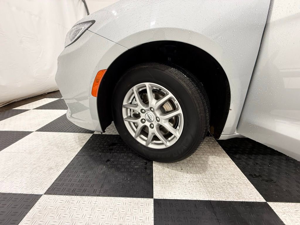 Used 2024 Chrysler Pacifica Touring-L FWD image 11