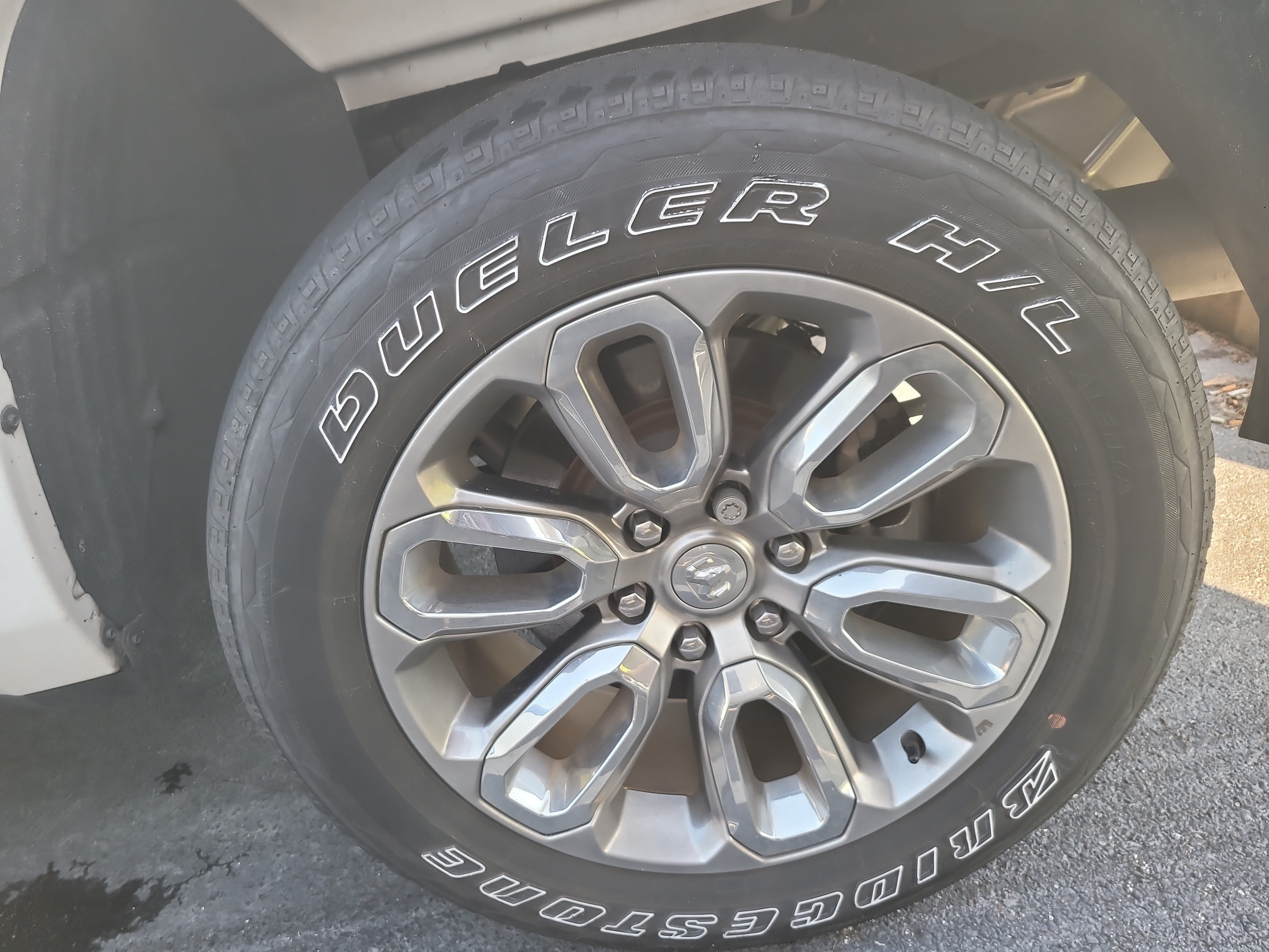 Used 2024 RAM 1500 Laramie AWD/4WD image 7