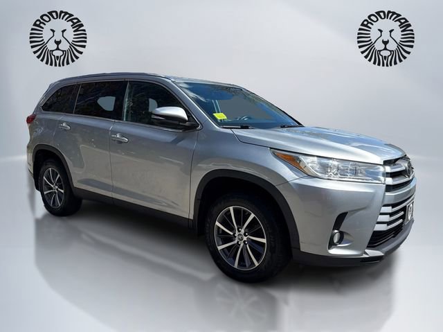 Used 2019 Toyota Highlander XLE AWD/4WD image 3