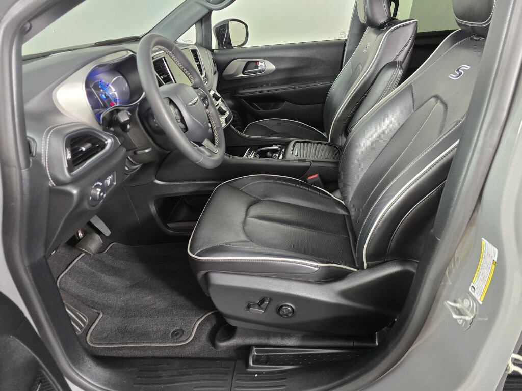 Used 2023 Chrysler Pacifica Limited w/ Uconnect Theater Family Group FWD image 17
