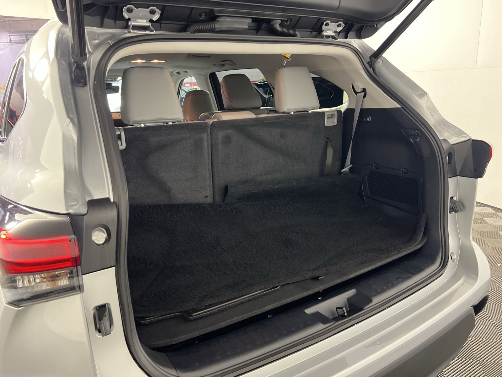 Used 2023 Toyota Highlander XLE FWD image 24