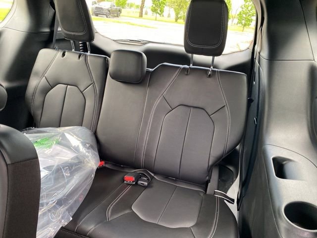 New 2027 Chrysler Pacifica Select FWD image 19