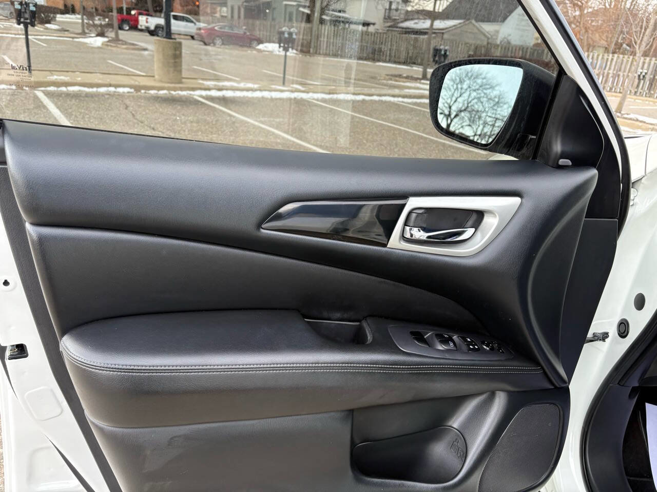Used 2020 Nissan Pathfinder SV image 33