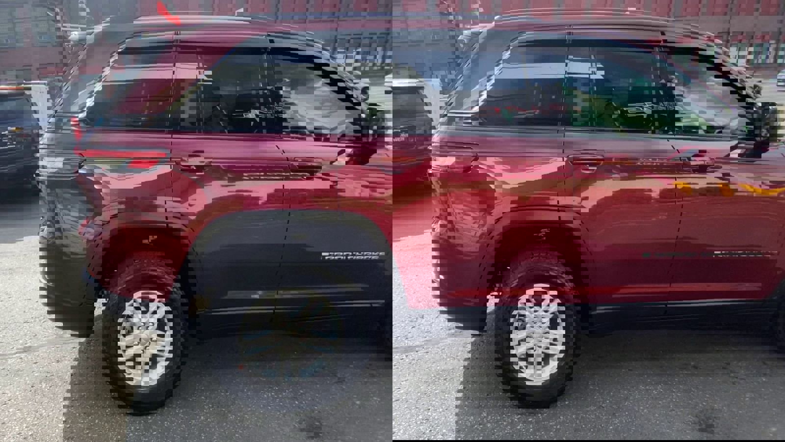 Used 2023 Jeep Grand Cherokee Laredo image 42