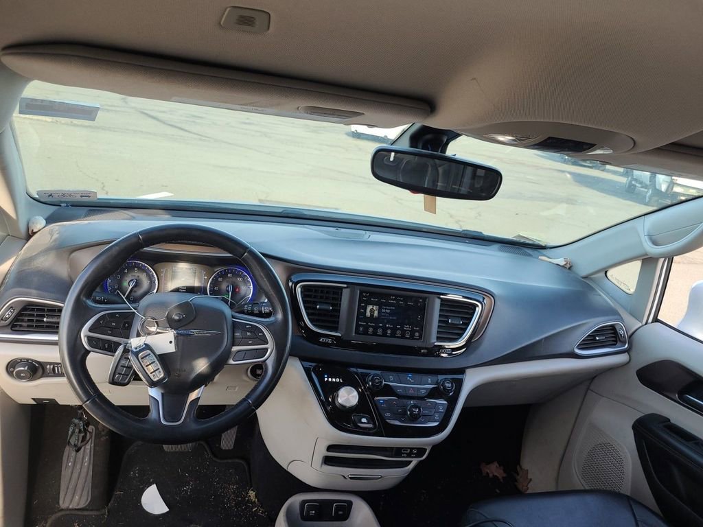 Used 2018 Chrysler Pacifica Touring-L image 9