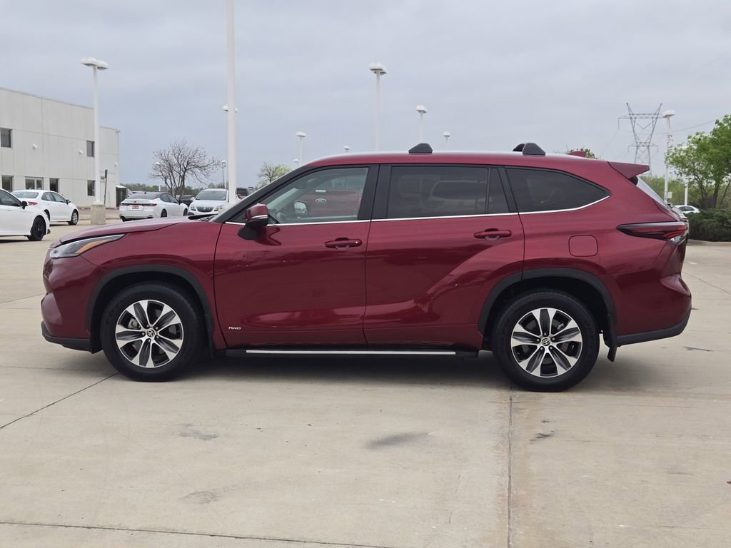 Used 2025 Toyota Highlander XLE AWD/4WD image 4