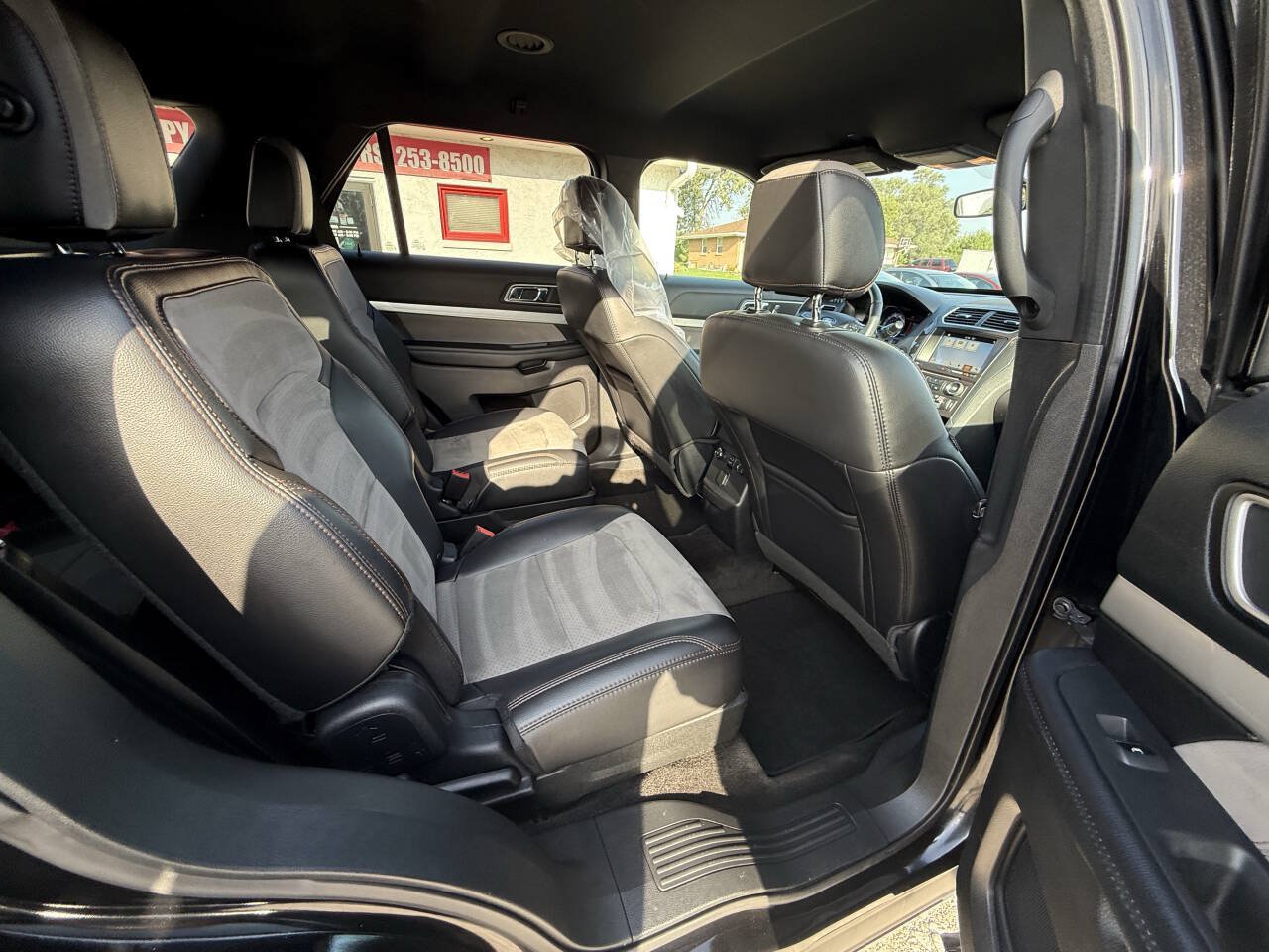 Used 2017 Ford Explorer XLT w/ Equipment Group 202A AWD/4WD image 16