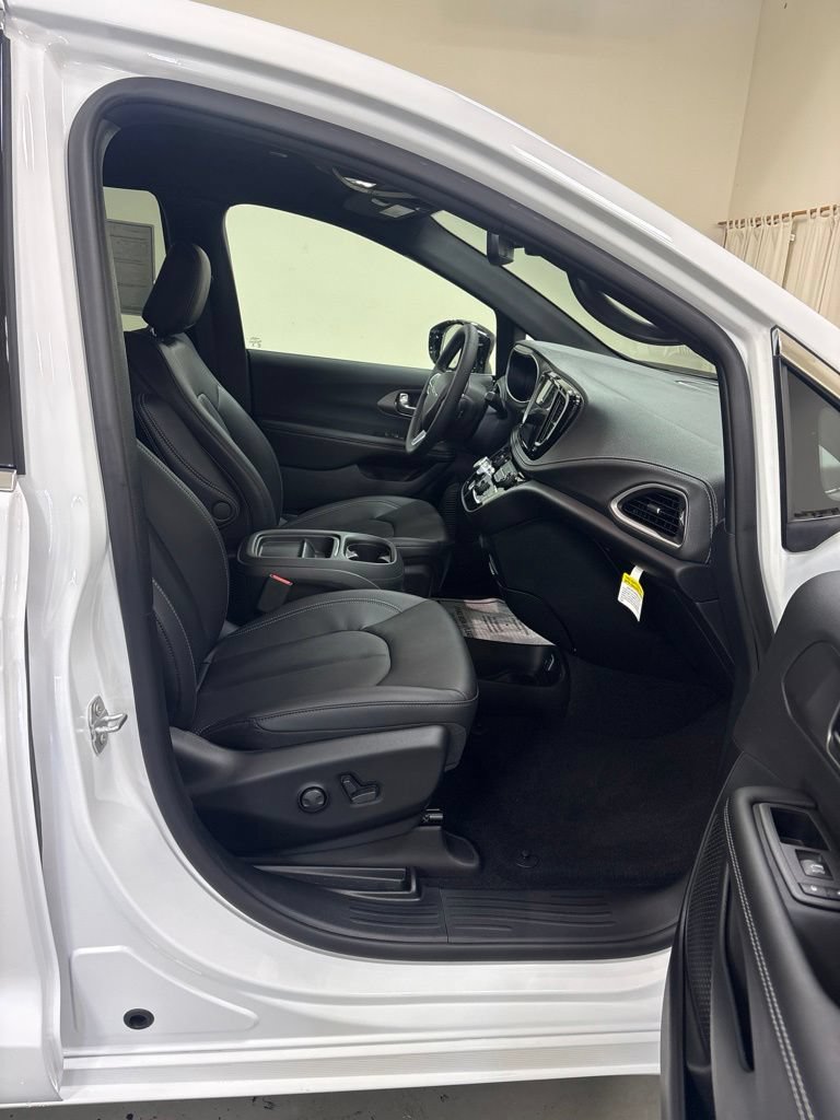 New 2027 Chrysler Pacifica Select w/ Family Tech Group FWD image 25