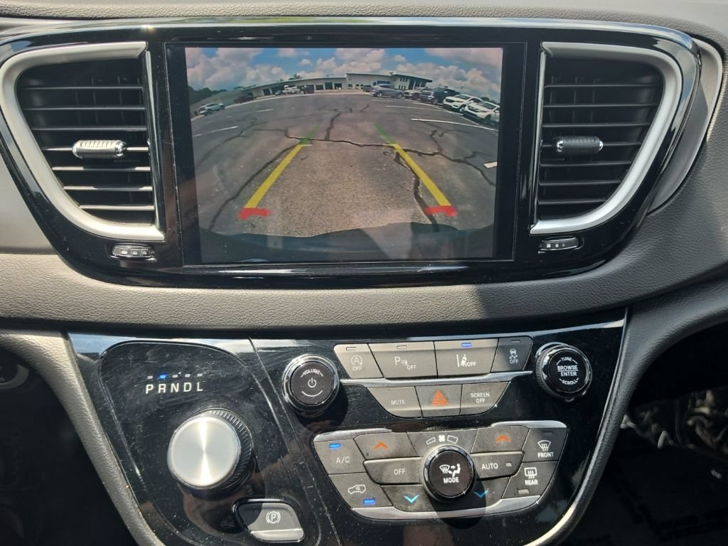 Used 2025 Chrysler Pacifica Select FWD image 28