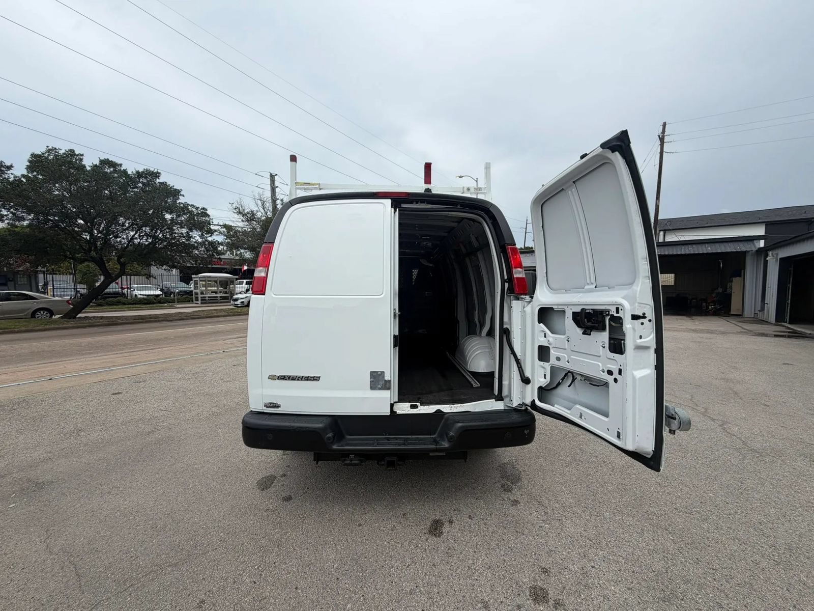 Used 2022 Chevrolet Express 3500 Extended w/ Driver Convenience Package RWD image 13