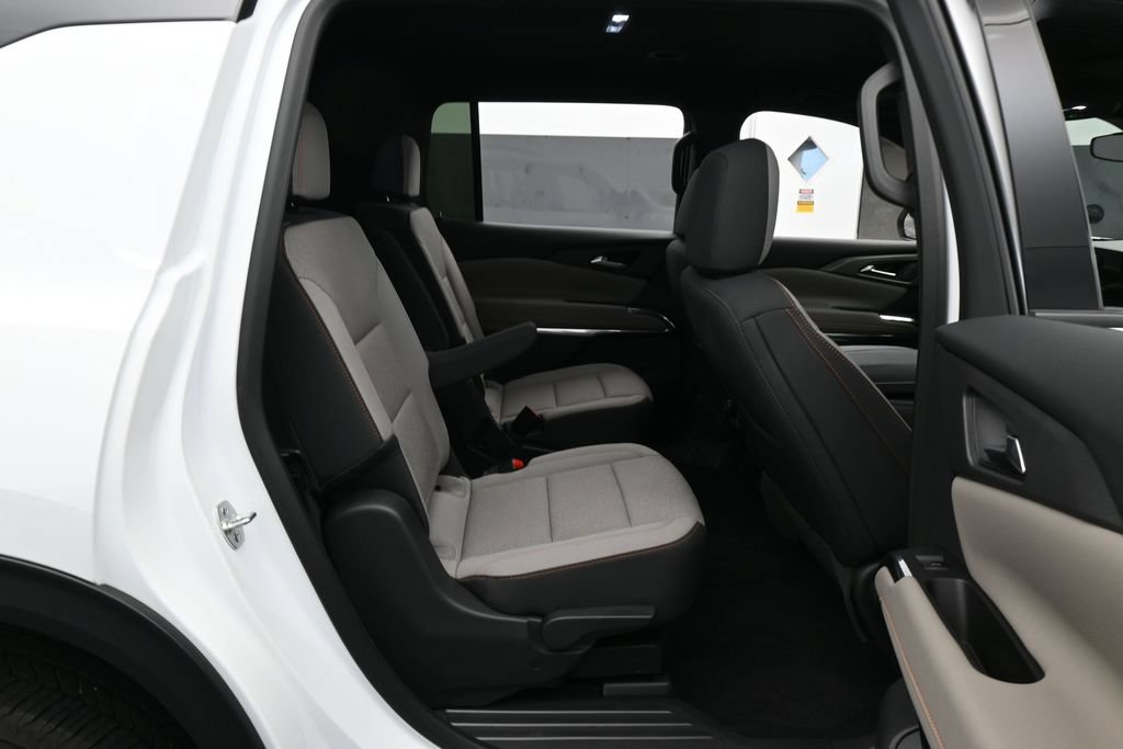 Used 2025 Chevrolet Traverse LT FWD image 37