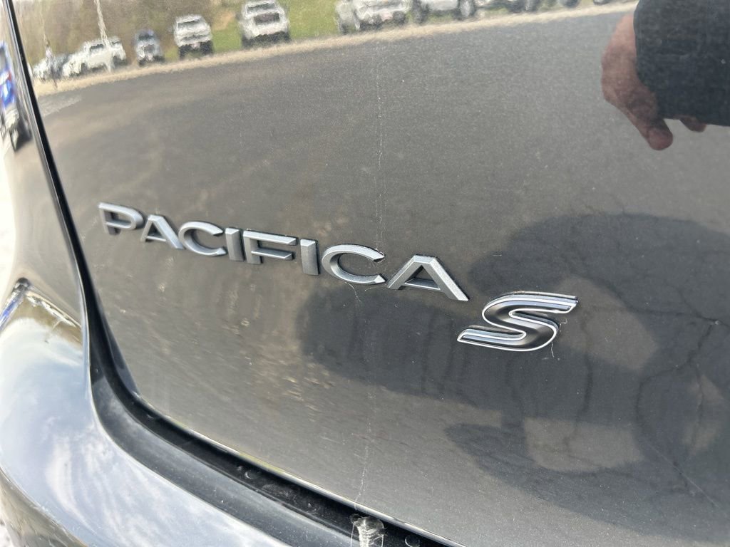 Used 2024 Chrysler Pacifica Premium FWD image 13