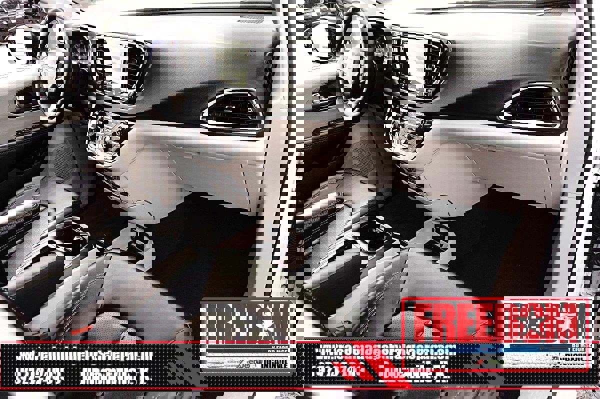 Certified 2024 Chrysler Pacifica Touring-L image 12