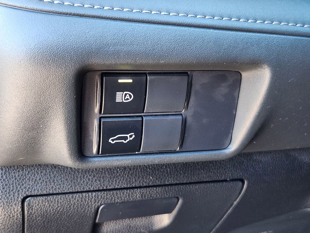 Used 2021 Toyota Highlander LE AWD/4WD image 14