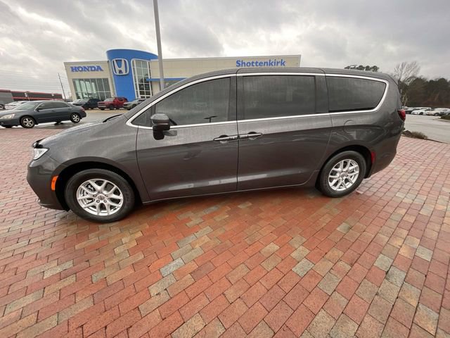 Used 2023 Chrysler Pacifica Touring-L image 30