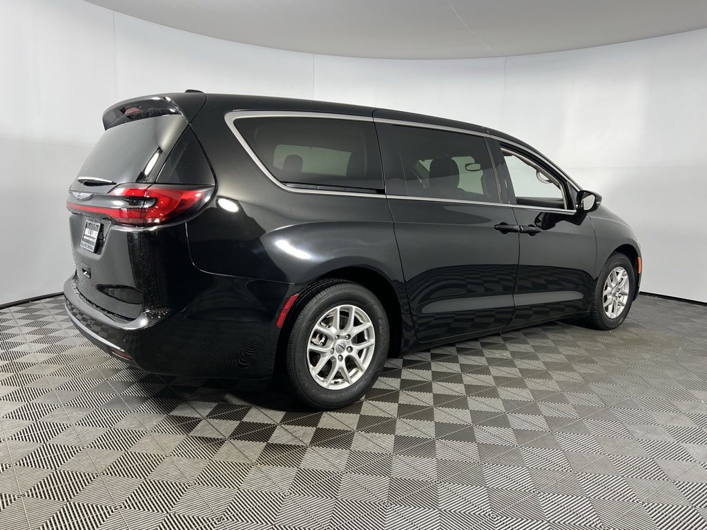Used 2024 Chrysler Pacifica Touring-L image 8