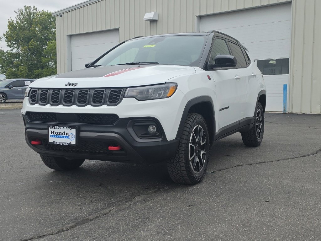 Used 2025 Jeep Compass Trailhawk AWD/4WD image 3
