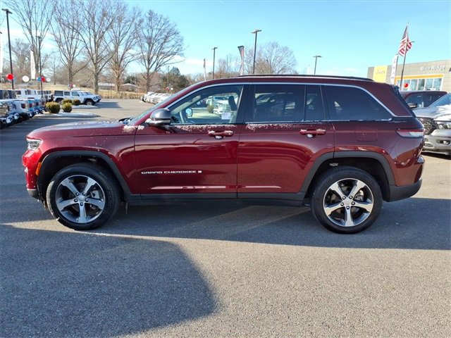 Used 2025 Jeep Grand Cherokee Limited w/ Luxury Tech Group II image 8