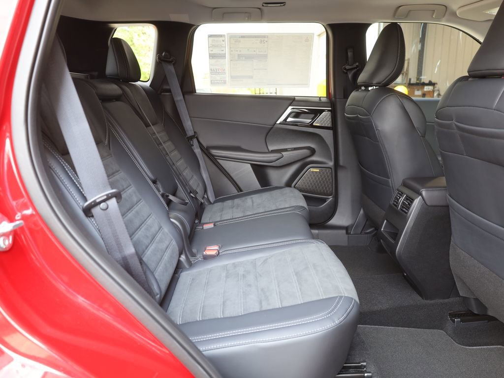 New 2025 Mitsubishi Outlander SE image 17