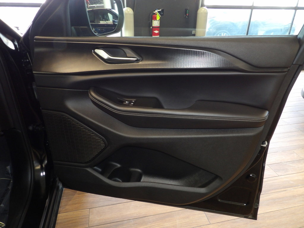 Used 2025 Jeep Grand Cherokee Laredo X w/ Luxury Tech Group I image 12