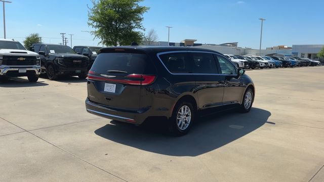 Used 2024 Chrysler Pacifica Touring-L image 8
