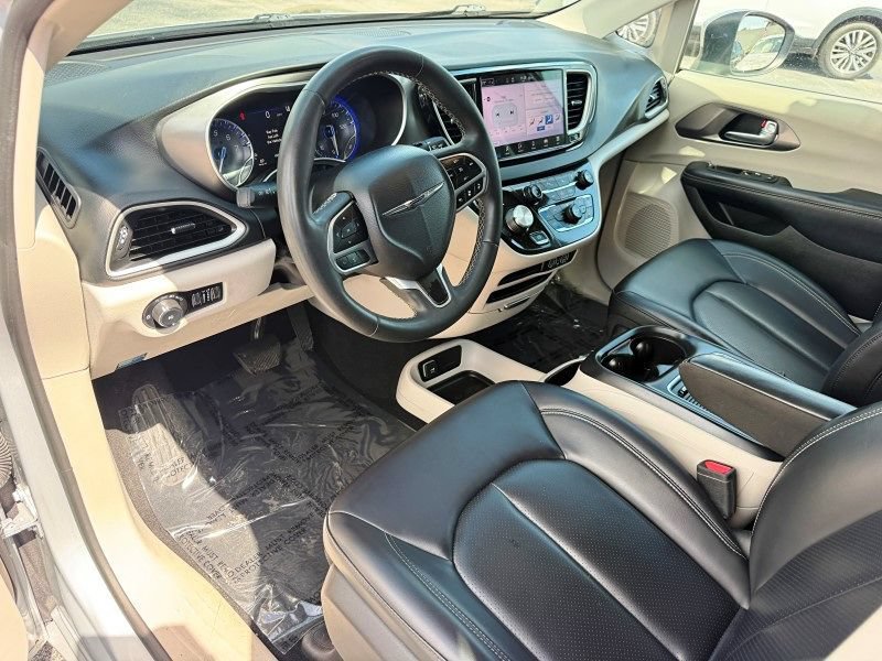 Used 2023 Chrysler Pacifica Touring-L FWD image 12