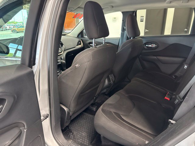 Used 2016 Jeep Cherokee Latitude w/ Cold Weather Group AWD/4WD image 19