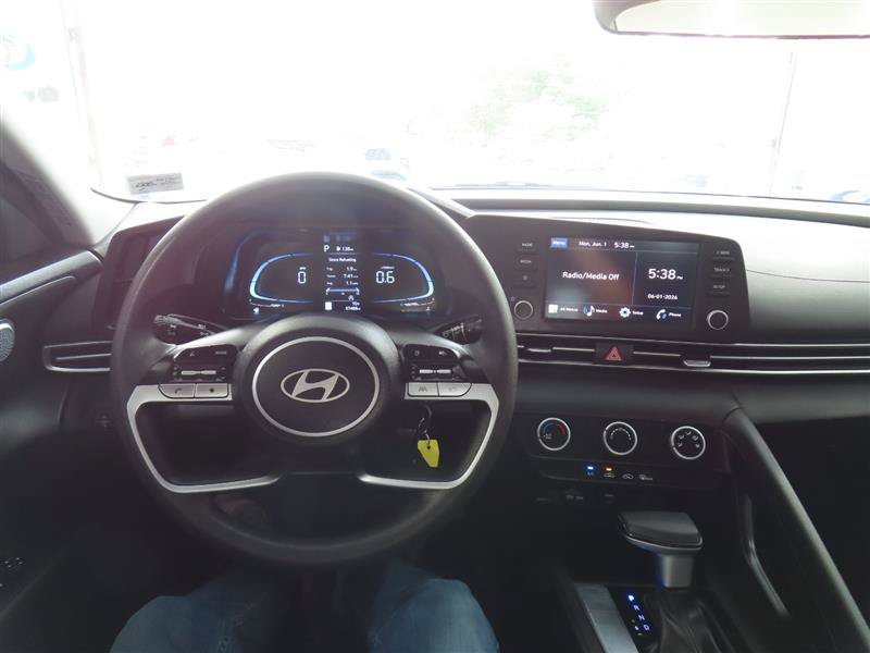 Used 2024 Hyundai Elantra SE FWD image 18