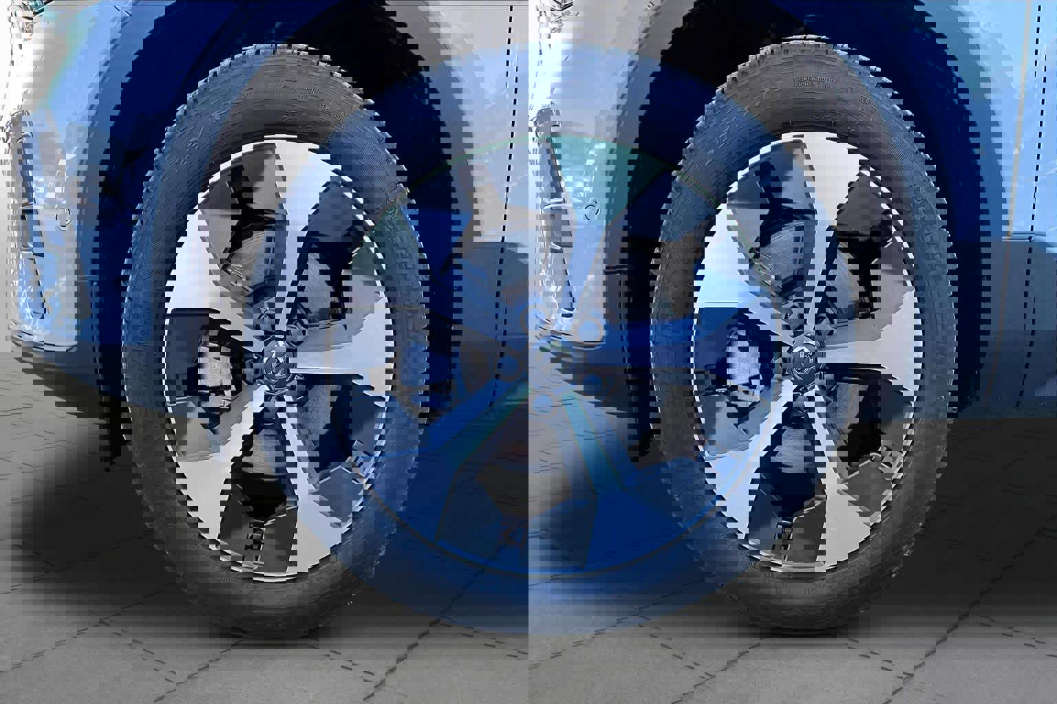 Used 2025 Volvo XC40 B5 Plus AWD/4WD image 11