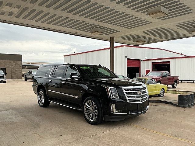 Used 2017 Cadillac Escalade ESV Luxury w/ LPO, Radiant Package RWD image 3