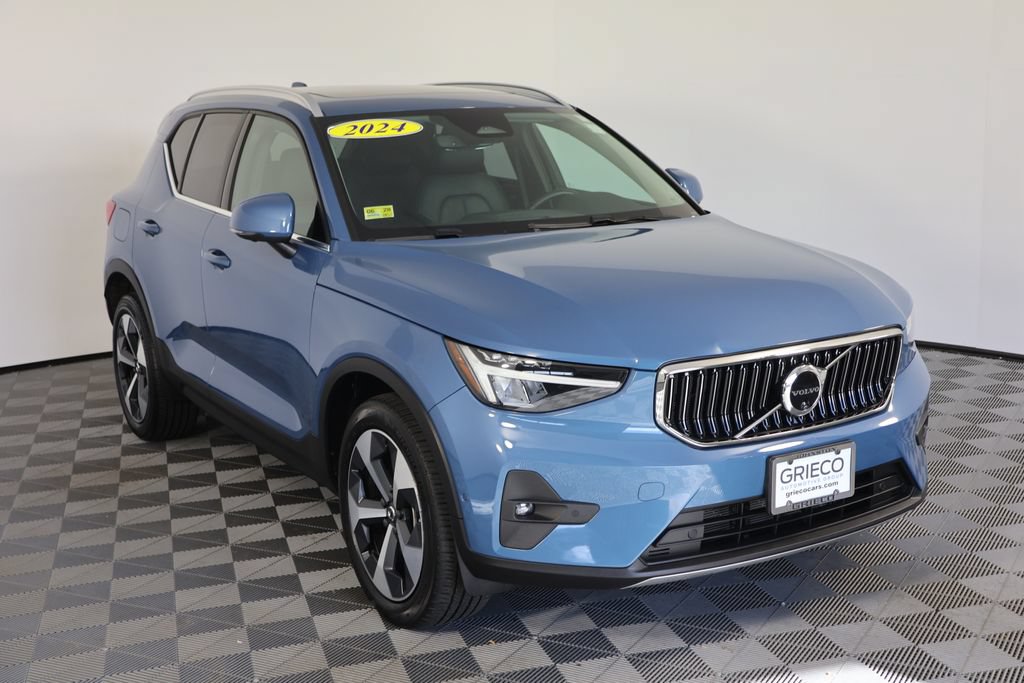 Used 2024 Volvo XC40 B5 Plus AWD/4WD image 1