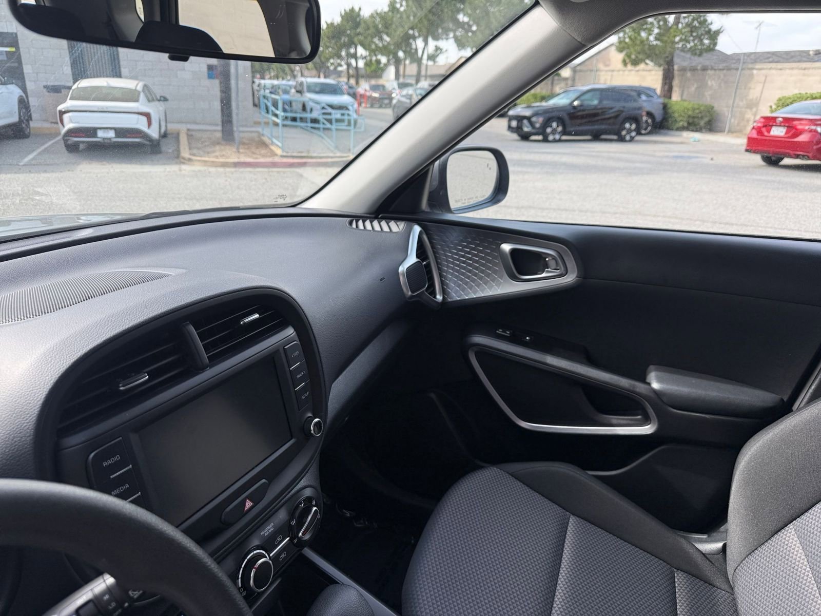 Used 2025 Kia Soul LX w/ LX Technology Package FWD image 31