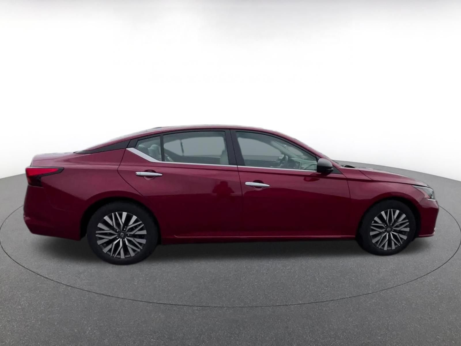 Used 2025 Nissan Altima 2.5 SV FWD image 13