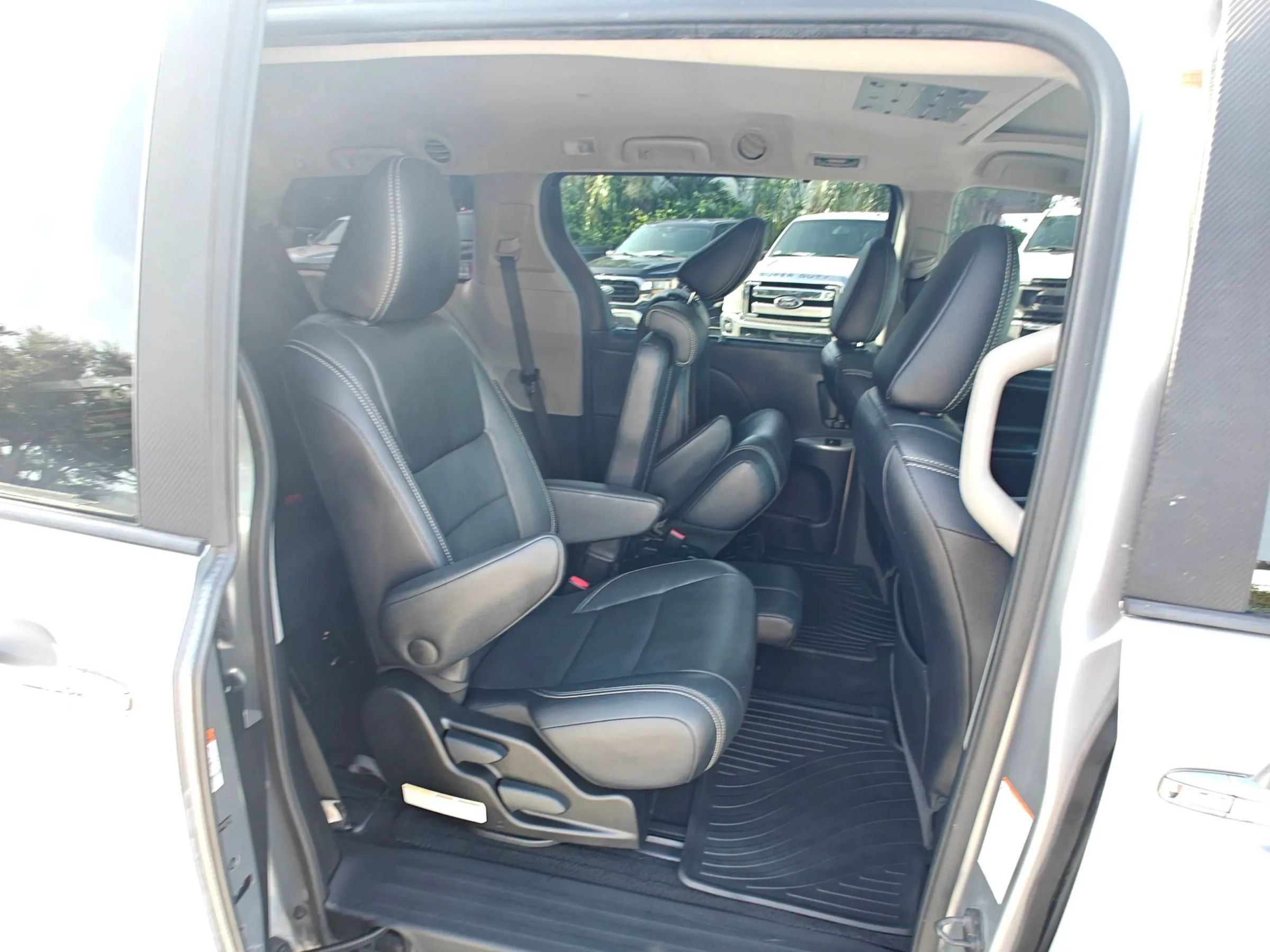 Used 2015 Toyota Sienna SE w/ SE Preferred Package FWD image 14