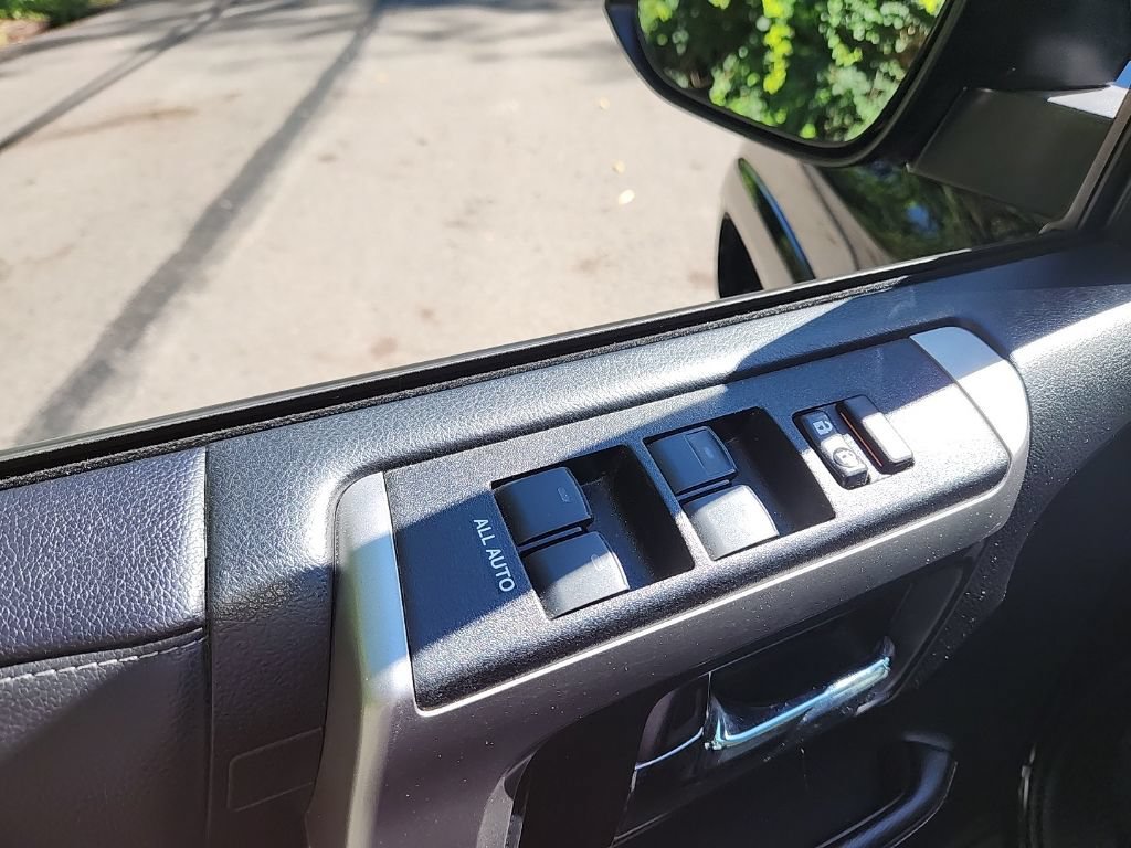 Used 2022 Toyota 4Runner SR5 Premium w/ Moonroof Package AWD/4WD image 8