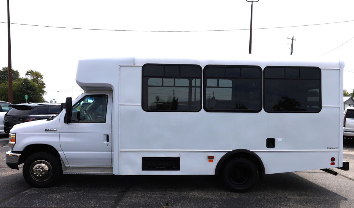 Used 2016 Ford E-450 and Econoline 450 Super Duty w/ Shuttle Bus Prep Package RWD image 5