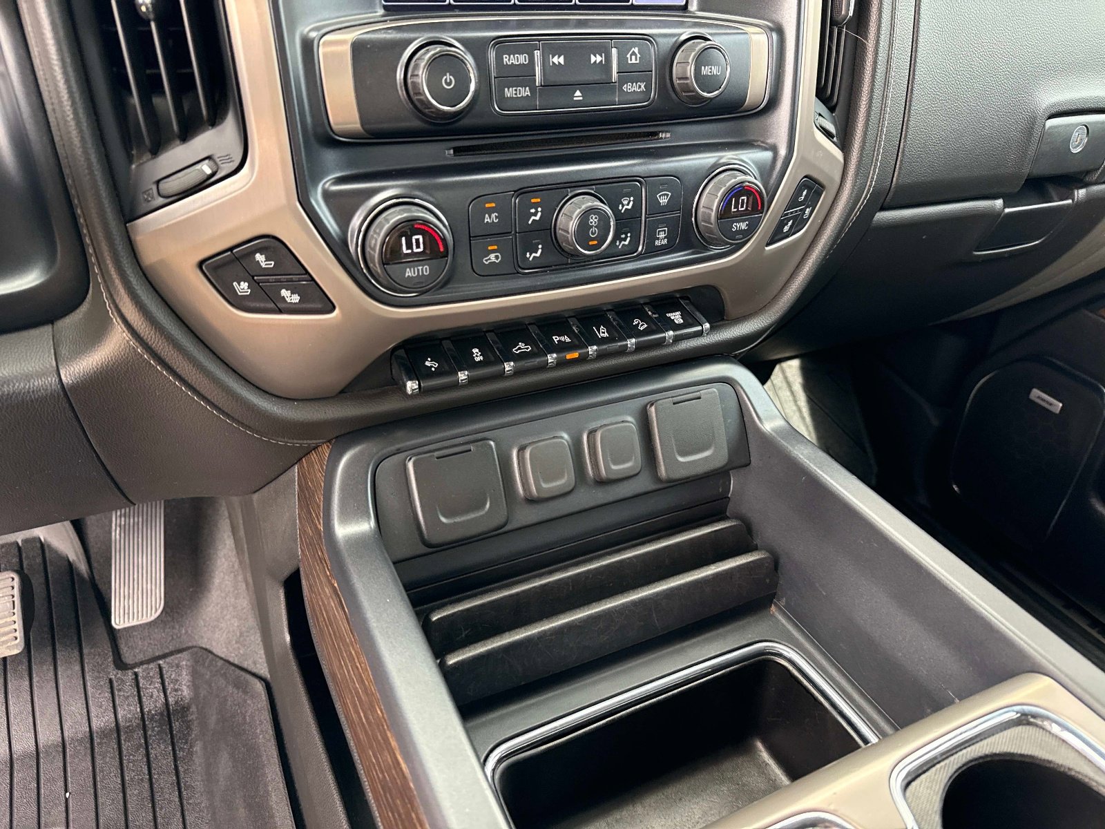 Used 2019 GMC Sierra 2500 Denali w/ Duramax Plus Package AWD/4WD image 25