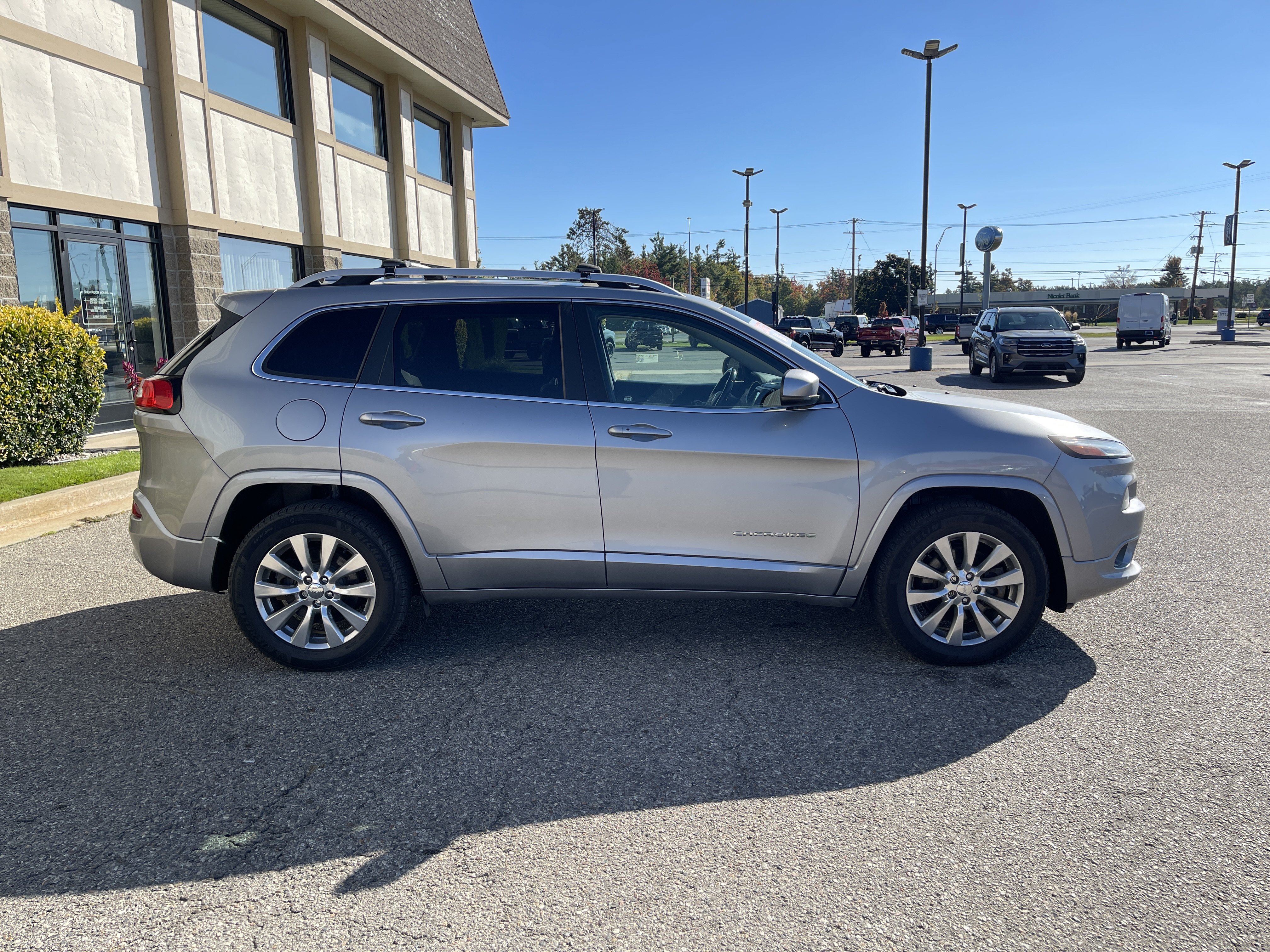 Used 2017 Jeep Cherokee Overland w/ Trailer Tow Prep Group AWD/4WD image 3