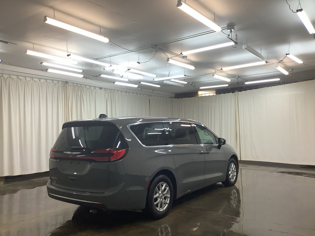 Used 2023 Chrysler Pacifica Touring-L image 6