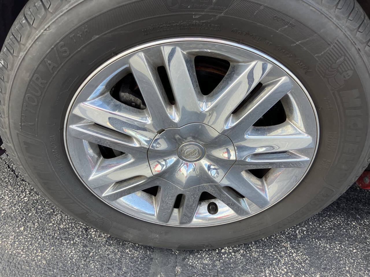 Used 2009 Chrysler Town & Country Limited w/ Entertainment Group #3 FWD image 25