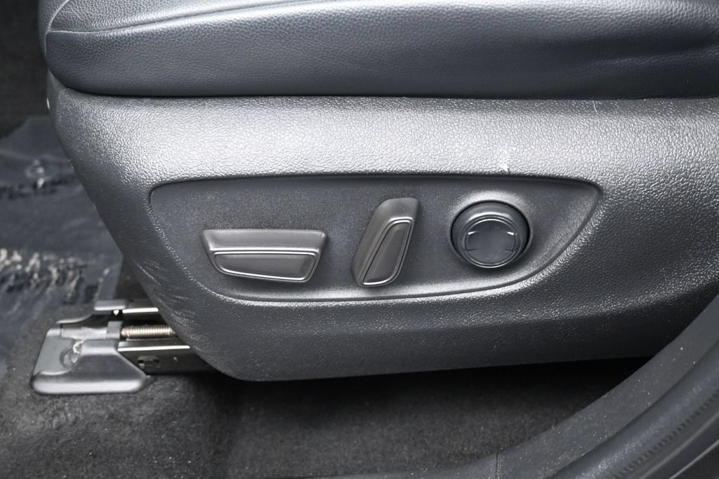 Used 2022 Toyota Highlander XLE AWD/4WD image 12