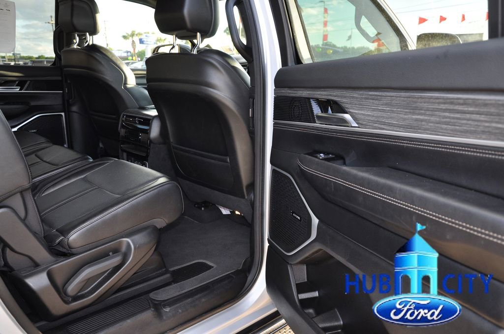 Used 2024 Jeep Wagoneer L Series II RWD image 15