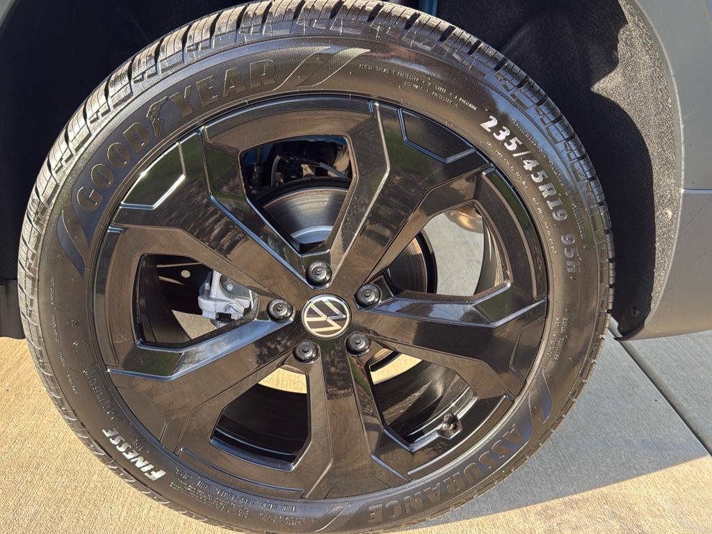 New 2025 Volkswagen Taos SE image 19