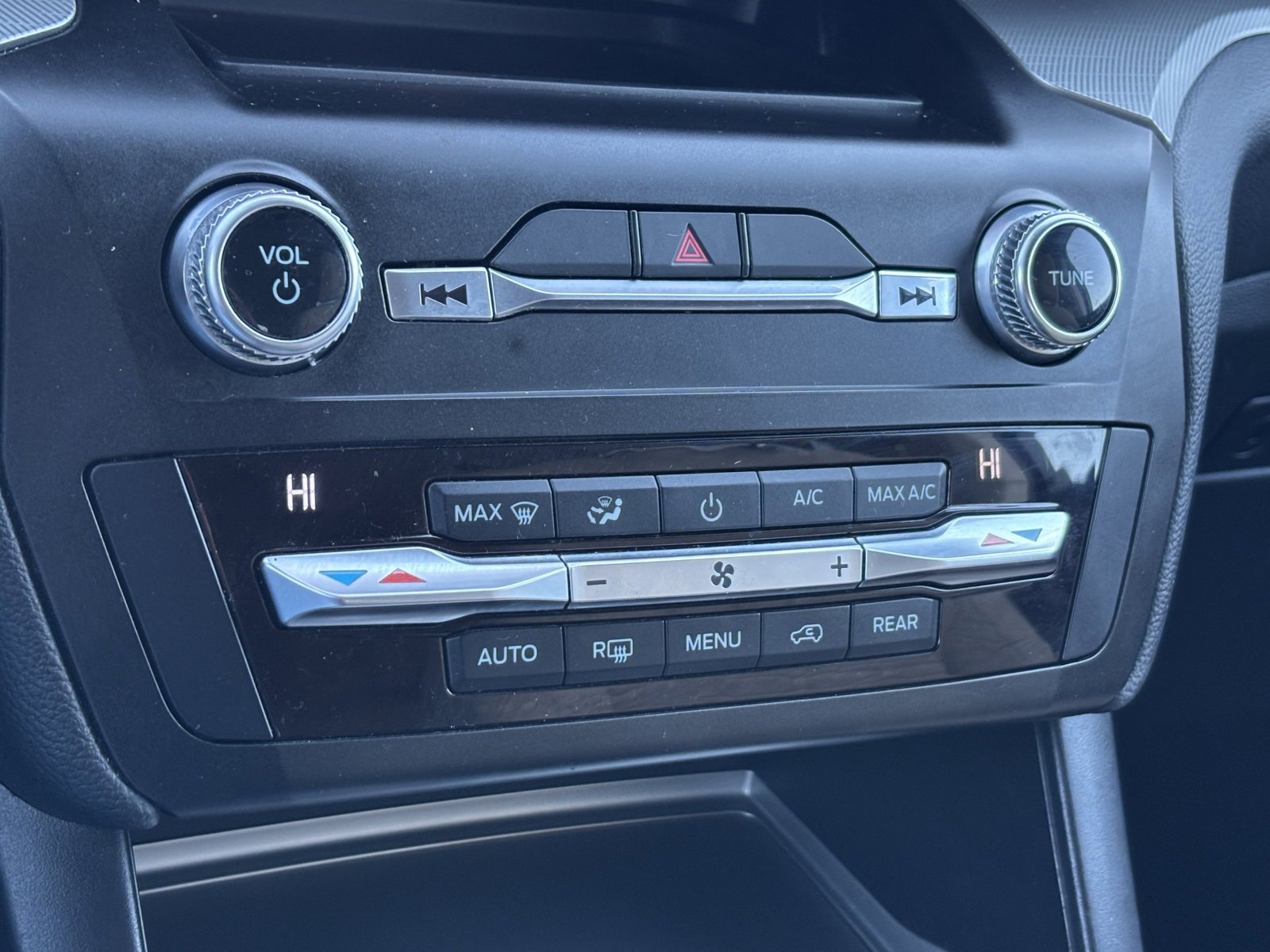 Used 2020 Ford Explorer XLT image 25