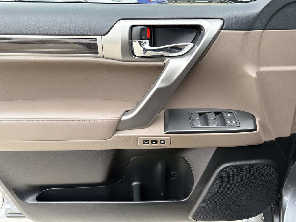 Used 2023 Lexus GX 460 Premium w/ Premium Package image 16