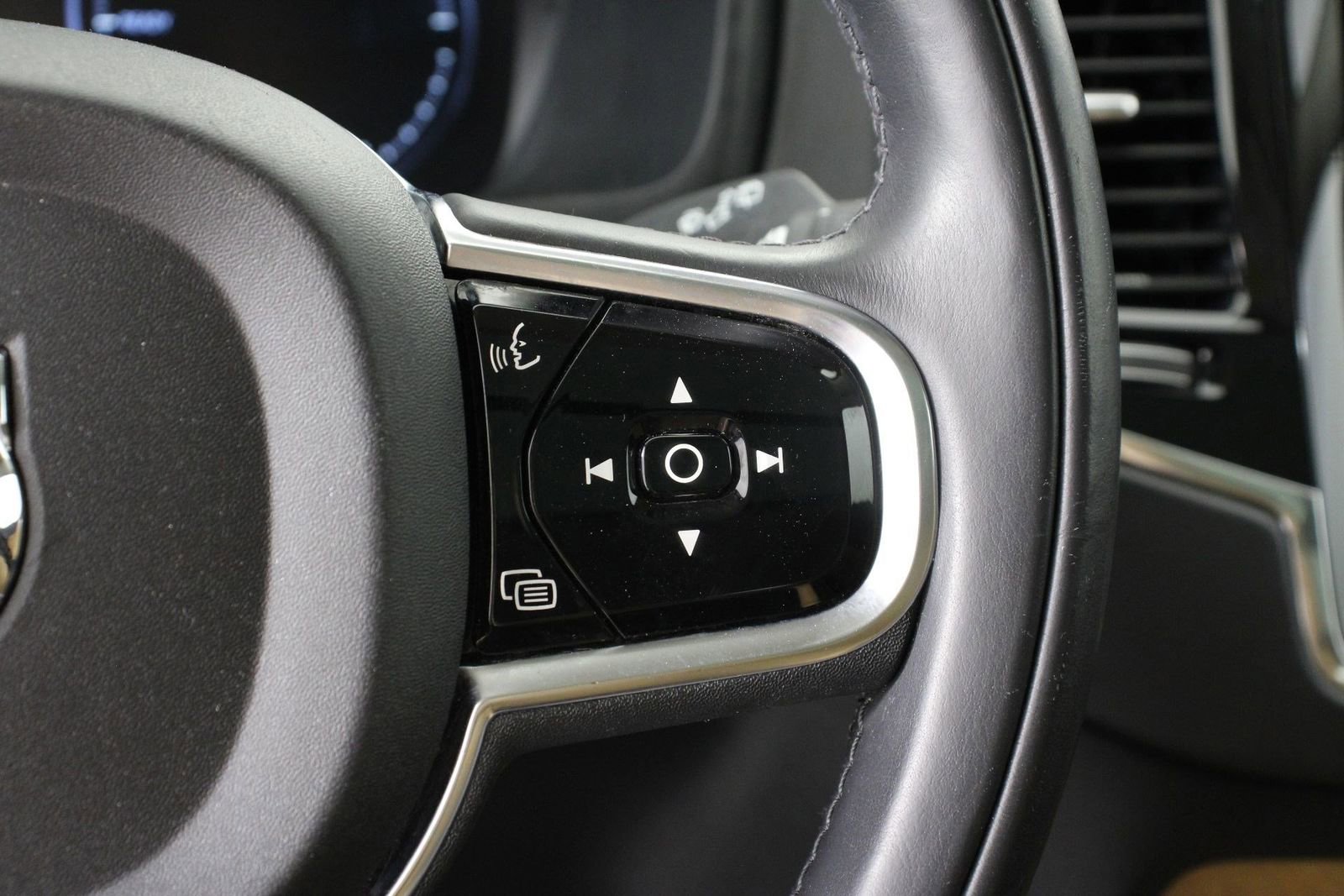 Used 2016 Volvo XC90 T8 Inscription w/ Vision Package AWD/4WD image 11