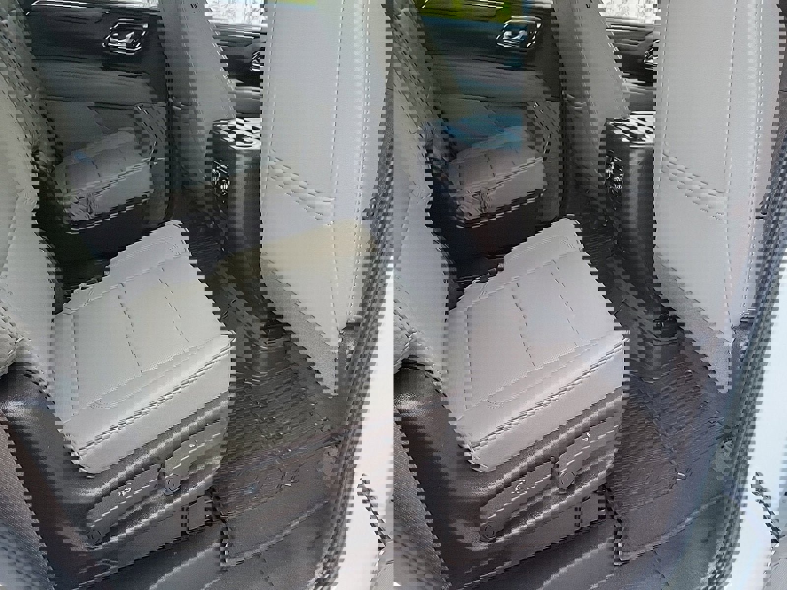 Used 2023 GMC Yukon SLT w/ SLT Premium Package image 16