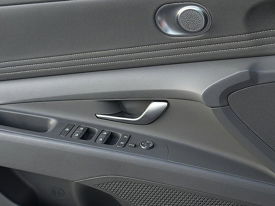 Certified 2025 Hyundai Elantra SEL image 18